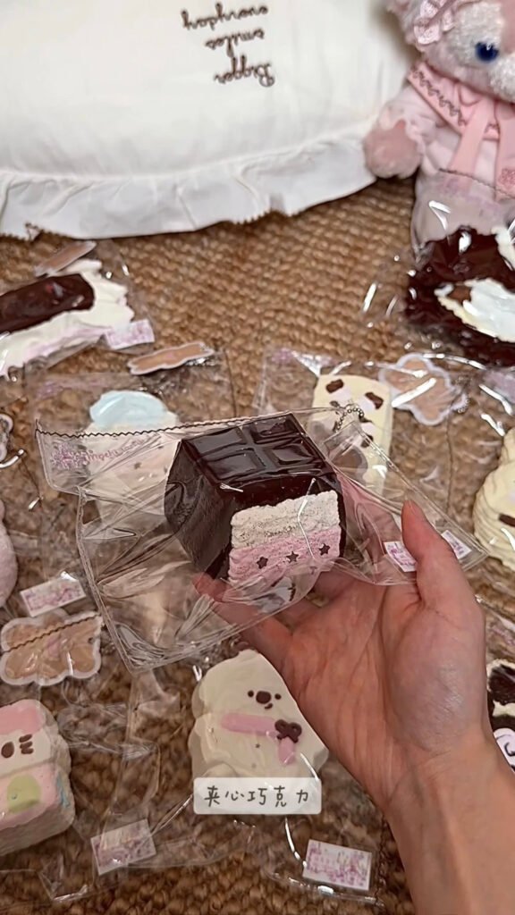 335000 Apple Cat Filled Chocolate Block / 苹果咪 フィリング入りチョコレートブロック