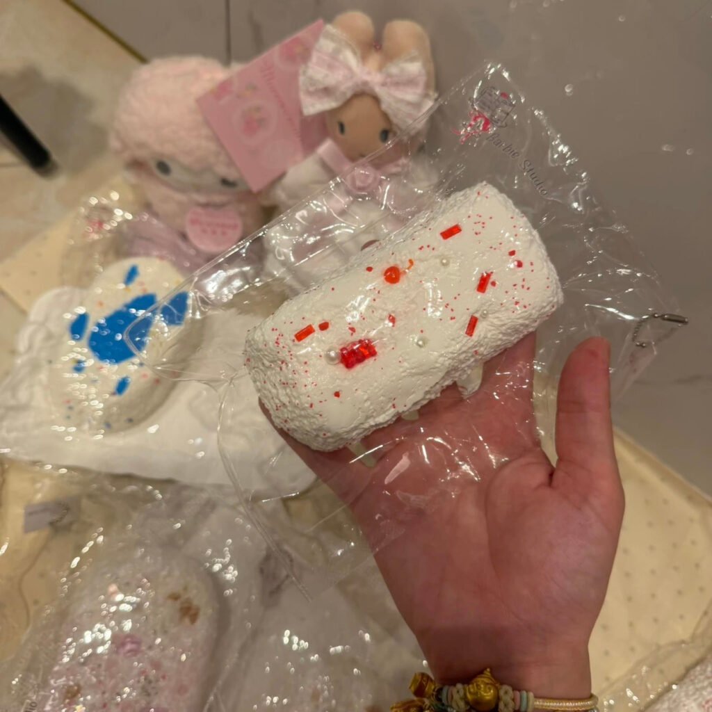 68011 BarbieStudio Cherry Gummy Brick (Extra-Soft Clay Texture Series) / BarbieStudio 樱桃软糖板砖（变态软泥触感系列）