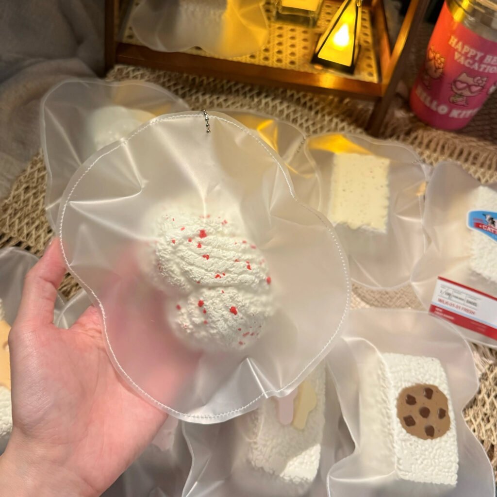 426001 Bing Bing Squishy Red Velvet Flower Roll (Sticky Clay Texture Series) / 饼饼的捏捏 红丝绒花卷(黏糊泥触感系列)