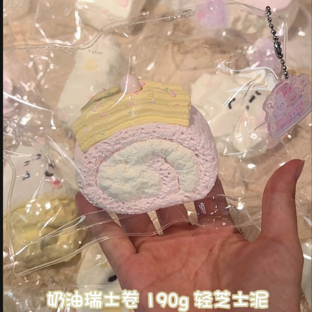 402008 Berry Berry Cream Swiss Roll / 莓了个莓 奶油瑞士卷