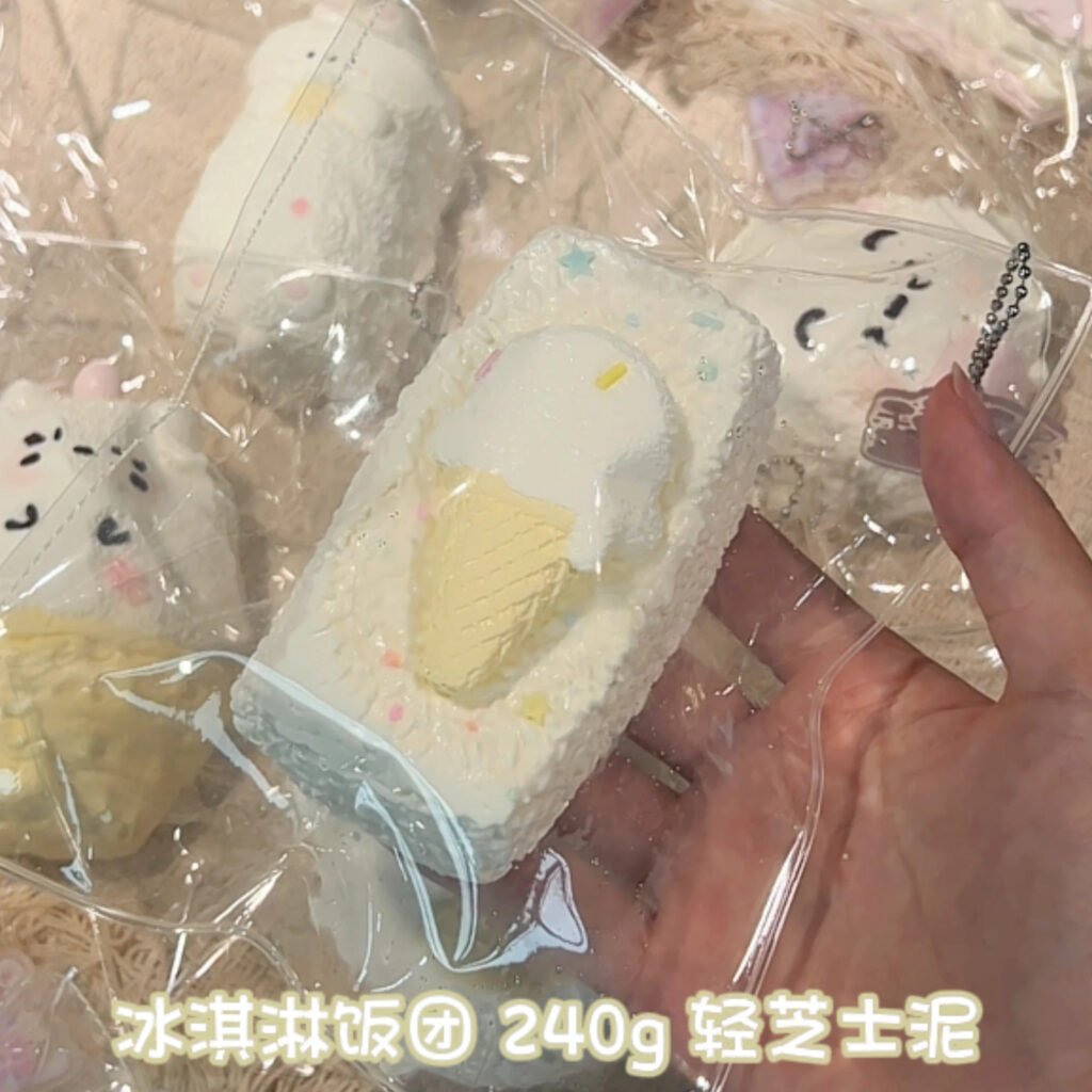 402011 Berry Berry Ice Cream Rice Ball / 莓了个莓 冰淇淋饭团