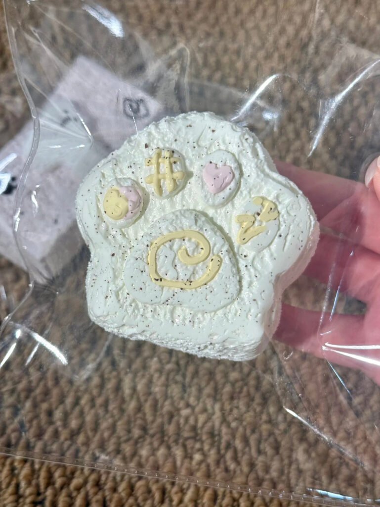 411001 Bai Mi Fan Squishy Cat Paw / 白咪饭捏 猫爪