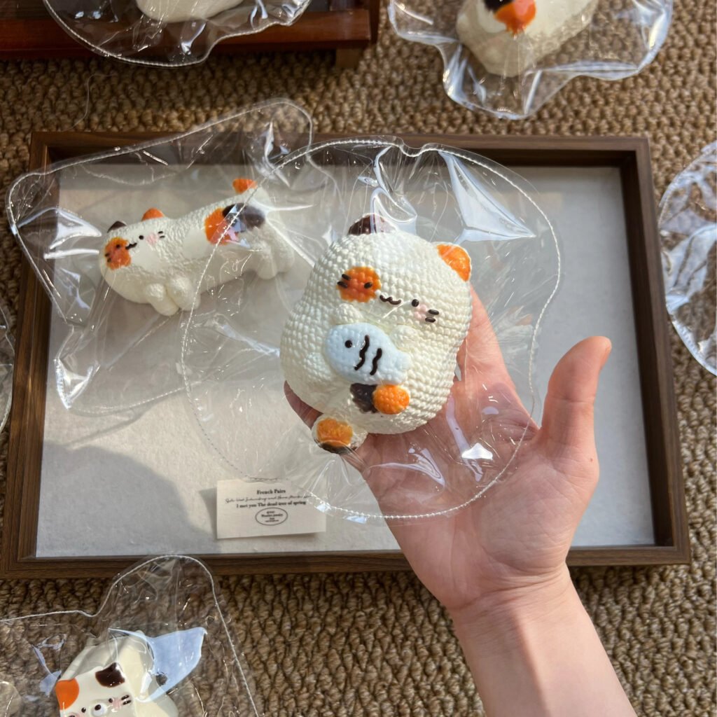 174057 Boom Order Calico Knitted Fish-Hugging Kitten (Soft Face Cream Texture Series) / 我一定会爆单的 三花编织抱鱼小猫（软面霜触感系列）