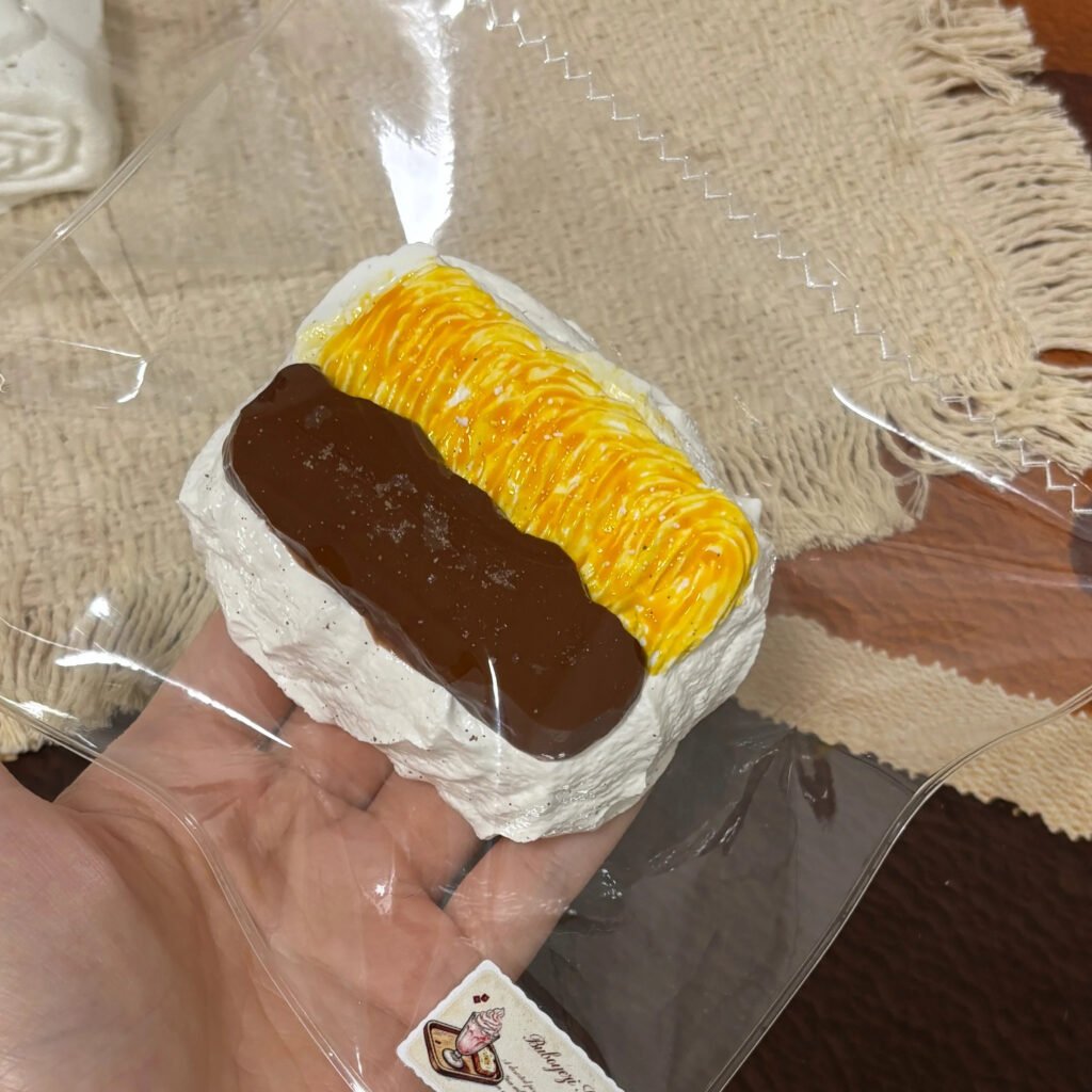 360005 BuBo YeZi Baked Crispy Square Cake (Thick Cream Texture Series) / 步啵野子捏捏 烤脆皮方糕（厚奶油触感系列）