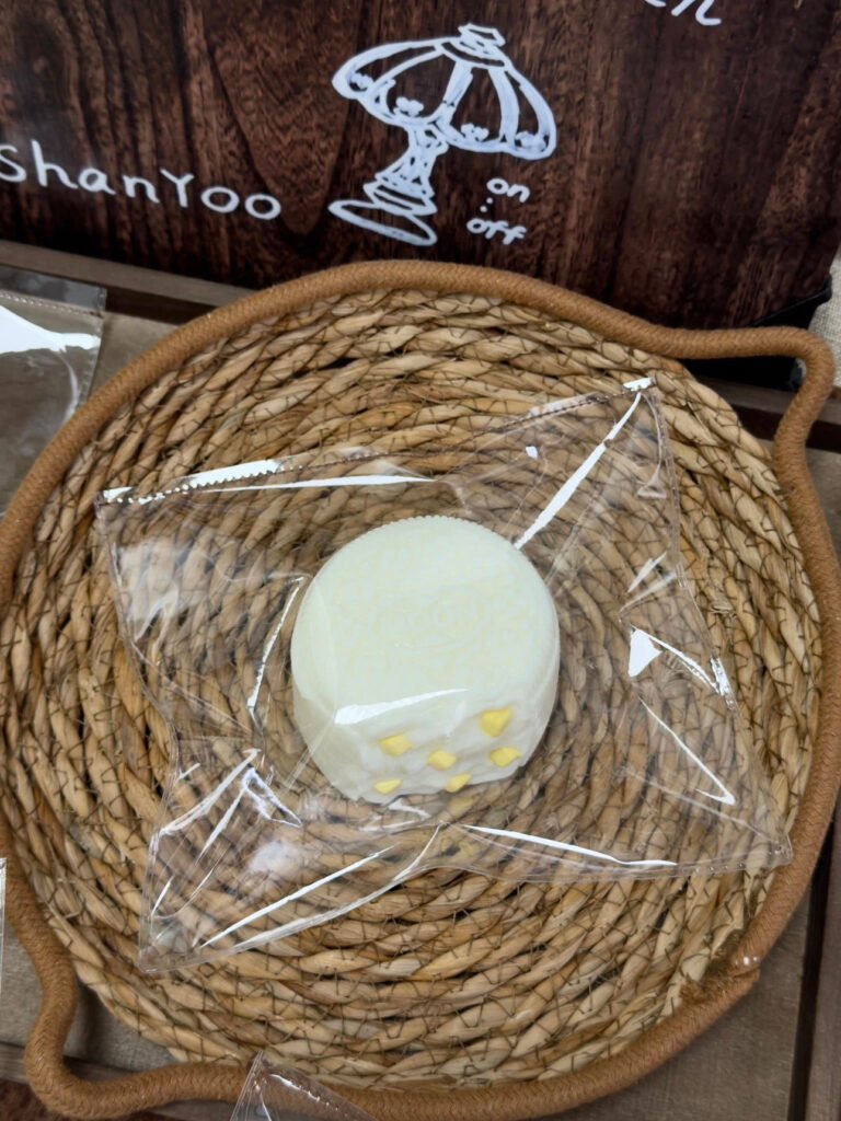 371002 Big Yundan Durian Mooncake (Glutinous Cream Clay Texture Series) / big晕蛋 榴莲月饼（糯奶油触感系列）