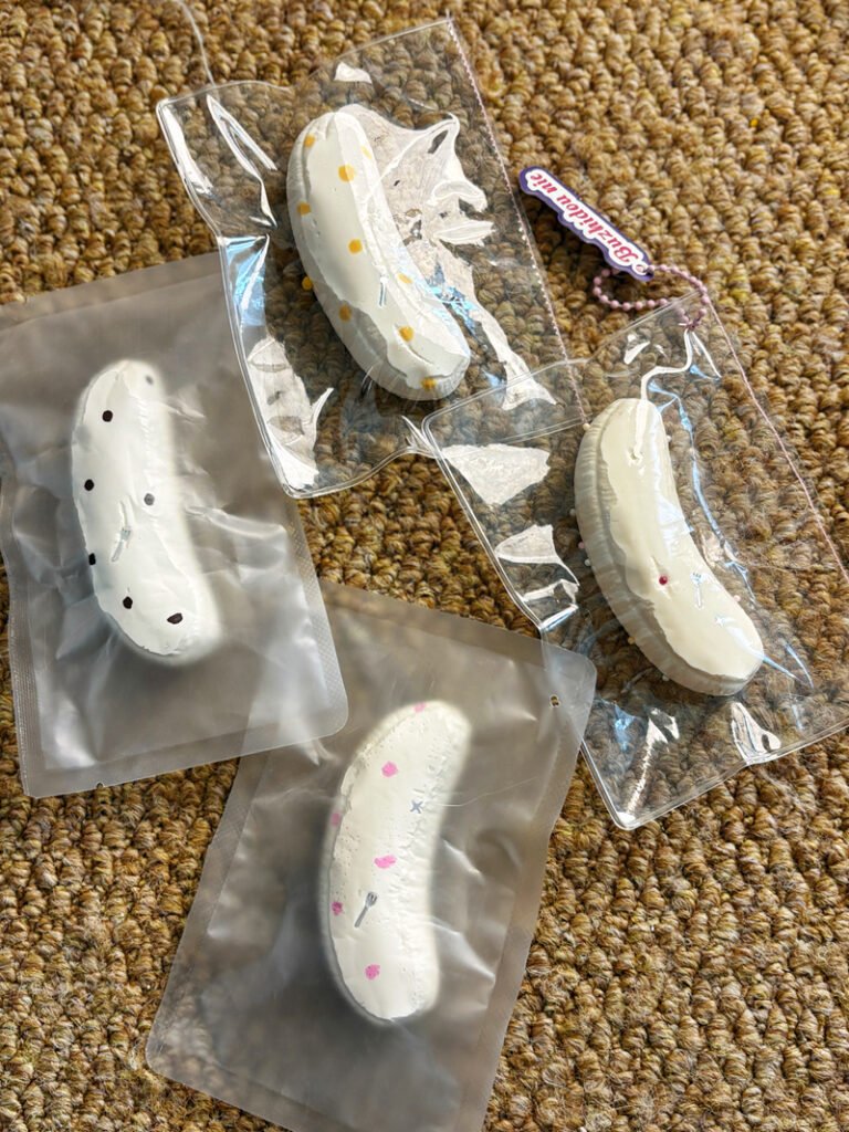 84016 Bu Zhi Dou Chocolate Polka Dot Banana (Rice Cake Clay Texture Series) / 不知豆捏 巧克力波点香蕉(年糕泥触感系列)