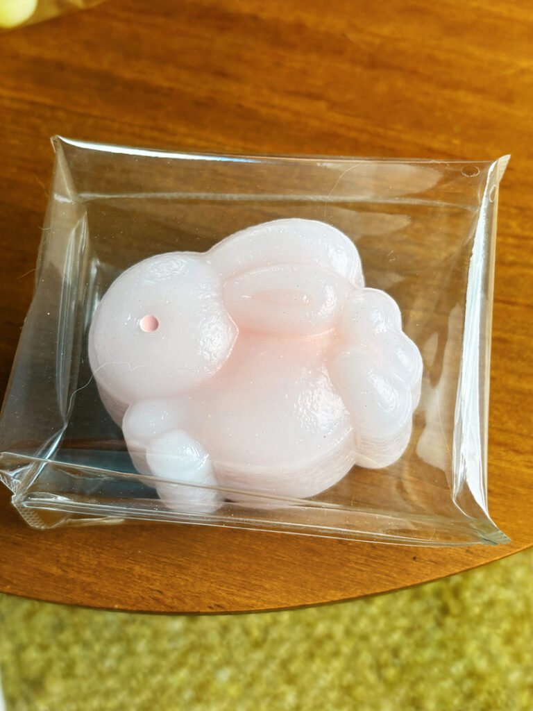 84027 Bu Zhi Dou Snow-Skin Jade Rabbit Mooncake - Strawberry / 不知豆捏 冰皮玉兔月饼（草莓）