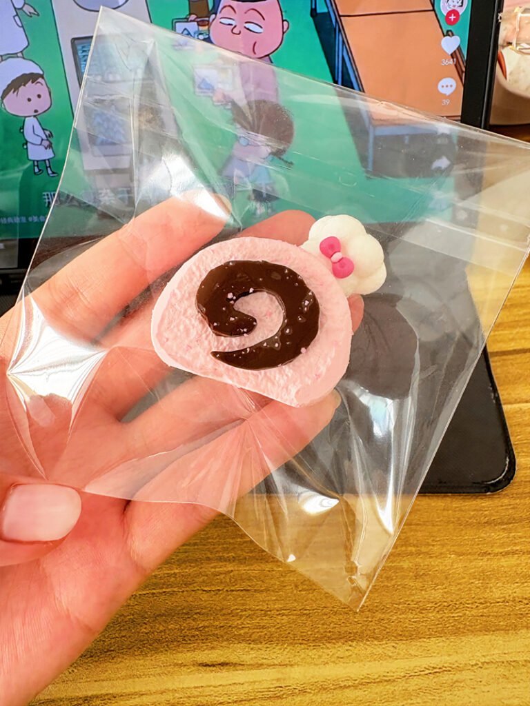 84031 Bu Zhi Dou Swiss Roll - Berry Chocolate Chef Hat / 不知豆捏 瑞士卷（莓巧厨师帽）