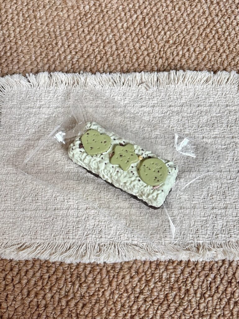 416003 Coconut Squishy Biscuit Bar (Cream Clay 2.0 Texture Series) / 椰子捏 饼干条（奶油泥2.0触感系列）