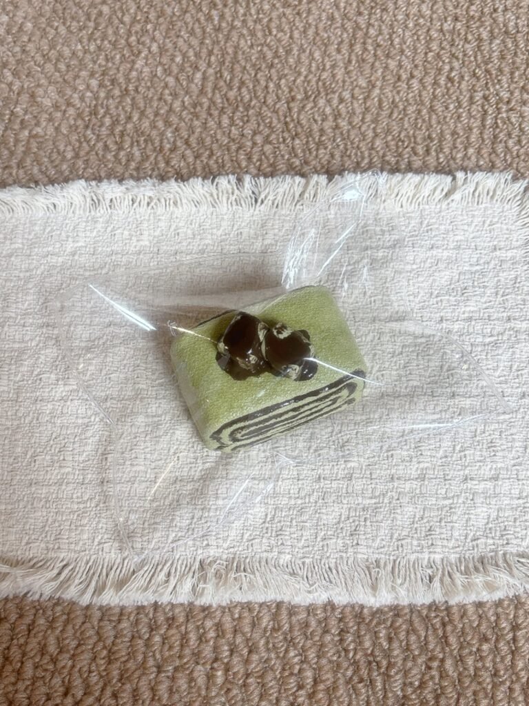 416005 Coconut Squishy Chocolate Matcha Roll (Cream Clay 2.0 Texture Series) / 椰子捏 巧克抹茶卷（奶油泥2.0触感系列）