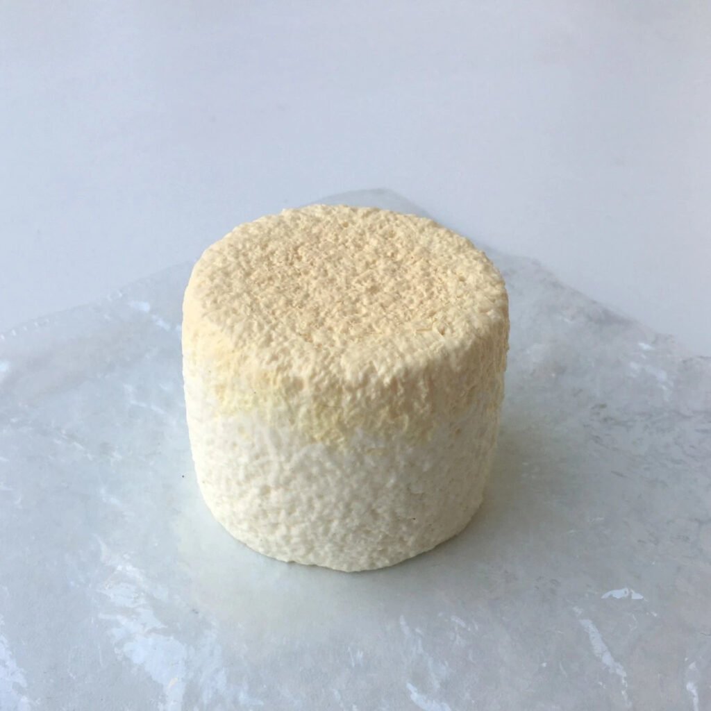 407000 Crescent Bay Squishy Soy Milk Mini Round Toast (Light Moldable Clay Texture Series) / 月牙湾捏捏 豆乳小圆吐司（轻可塑触感系列）