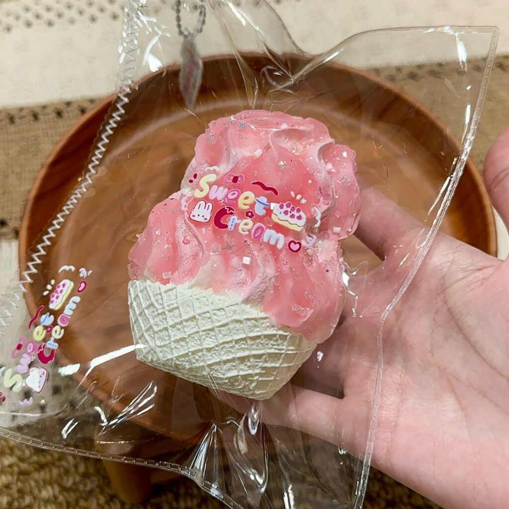 103001 Creamy Sweet Squishy Double-Scoop Snow-Topped Cone (Light Milk Paste Clay Texture Series) / 奶油小甜捏 双球雪顶甜筒(轻乳膏泥触感系列)