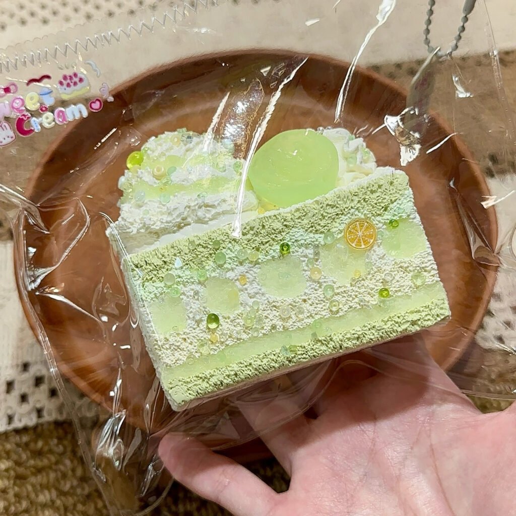 103002 Creamy Sweet Squishy Green Grape Cake Soft Toast (Light Milk Paste Clay Texture Series) / 奶油小甜捏 青提蛋糕绵绵吐司（轻乳膏泥触感系列）