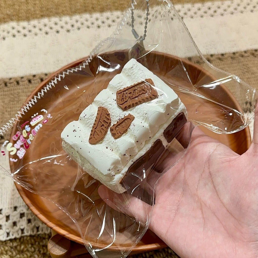 103005 Creamy Sweet Squishy Filled Chocolate Mille-Crepe Snow (Light Milk Paste Clay Texture Series) / 奶油小甜捏 夹心巧克力千层雪（轻乳膏泥触感系列）