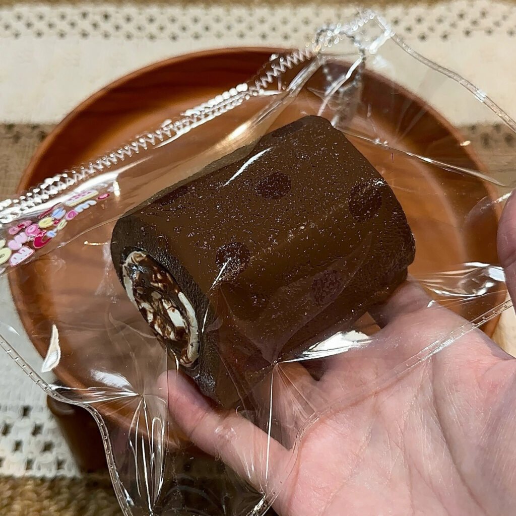 103022 Creamy Sweet Squishy Chocolate Swiss Roll (Light Milk Paste Clay Texture Series) / 奶油小甜捏 巧克力瑞士卷（轻乳膏泥触感系列）