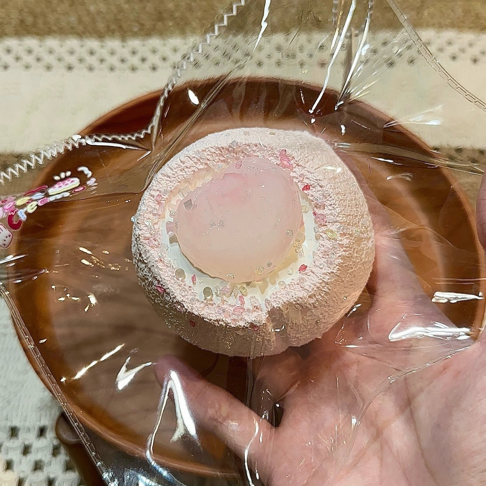 103023 Creamy Sweet Squishy Lychee Cake Roll (Light Milk Paste Clay Texture Series) / 奶油小甜捏 荔枝蛋糕卷(轻乳膏泥触感系列)