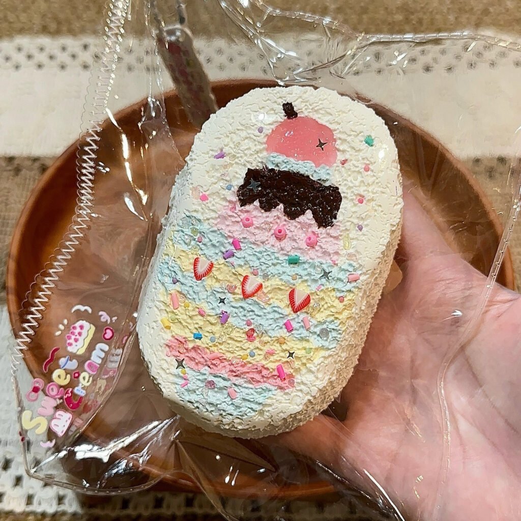 103026 Creamy Sweet Squishy Parfait Cup Large Senbei (Oven Cream Clay Texture Series) / 奶油小甜捏 芭菲杯大仙贝（烤箱奶油泥触感系列）