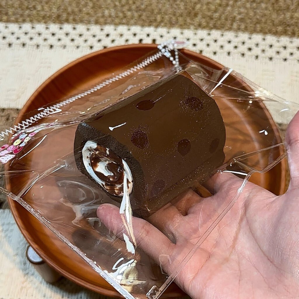 103039 Creamy Sweet Squishy Chocolate Swiss Roll (Milk Cake Clay Texture Series) / 奶油小甜捏 巧克力瑞士卷（奶糕泥触感系列）