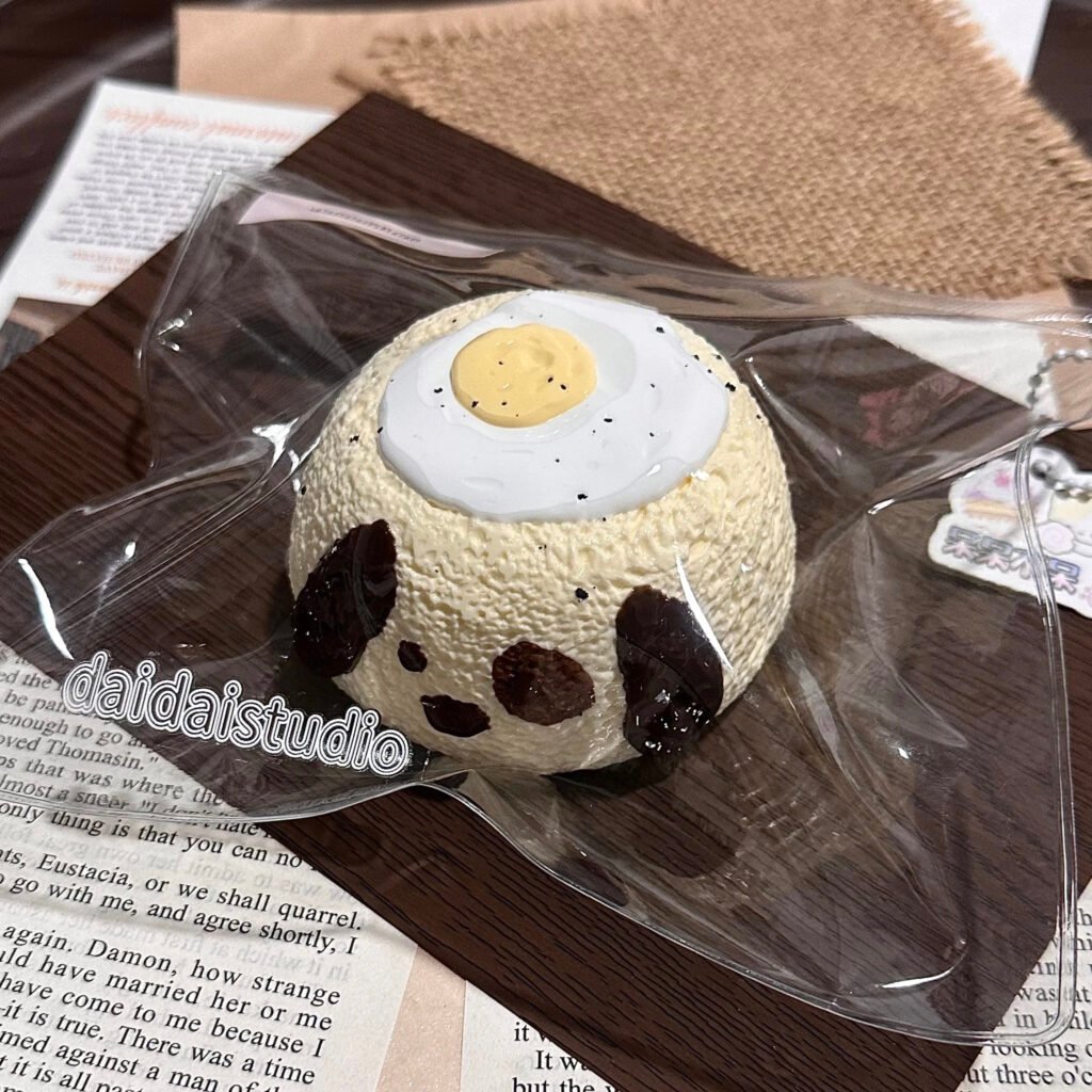 370008 Daidai Budai Fried Egg Puppy Round (Light Cream Clay Texture Series) / 呆呆不呆 荷包蛋狗圆（轻奶油触感系列）