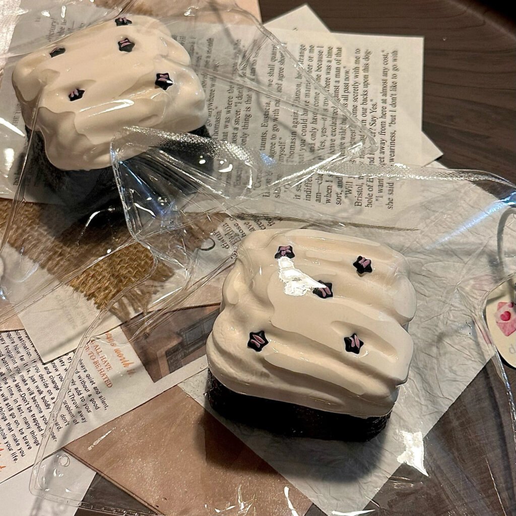 370024 Daidai Budai Chocolate Cream Square (Wet Cheese Clay Texture Series) / 呆呆不呆 巧克力奶油小方(湿酪触感系列)