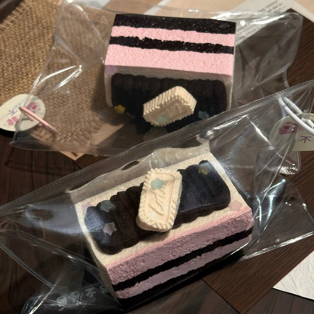 370025 Daidai Budai Strawberry Chocolate Cake (Dry Cheese Clay Texture Series) / 呆呆不呆 草莓巧克力蛋糕(干酪触感系列)
