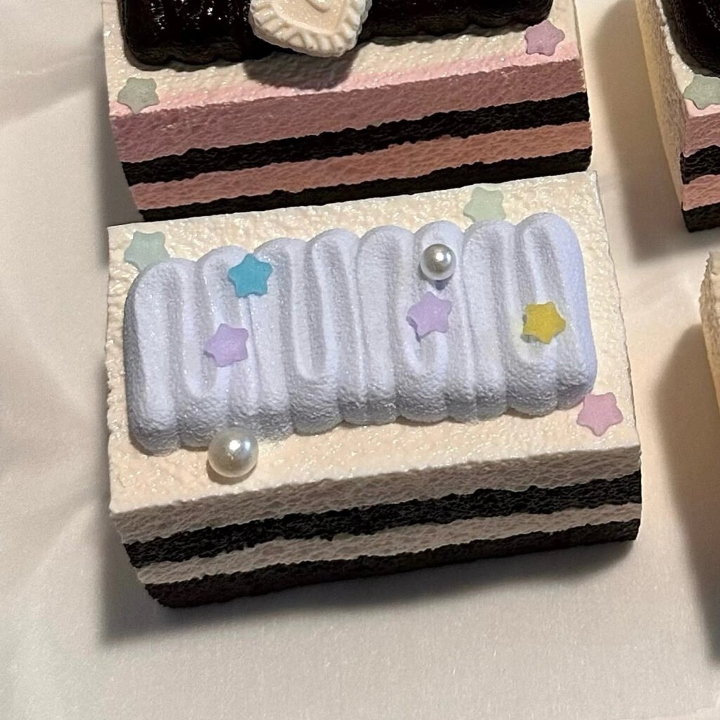 370026 Daidai Budai Blueberry Chocolate Cake (Dry Cheese Clay Texture Series) / 呆呆不呆 蓝莓巧克力蛋糕(干酪触感系列)
