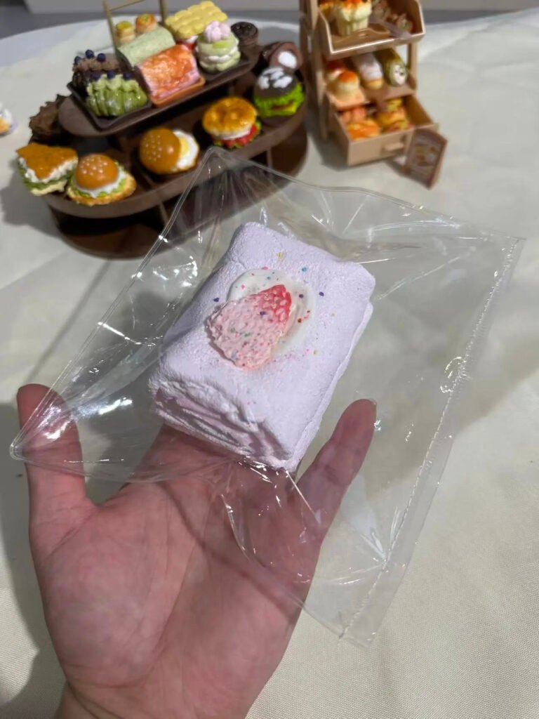 352011 Maidou Ddoo Strawberry Towel Roll (Milk Frost Clay Texture Series) / 麦兜ddoo 草莓毛巾卷（奶霜泥手感系列）