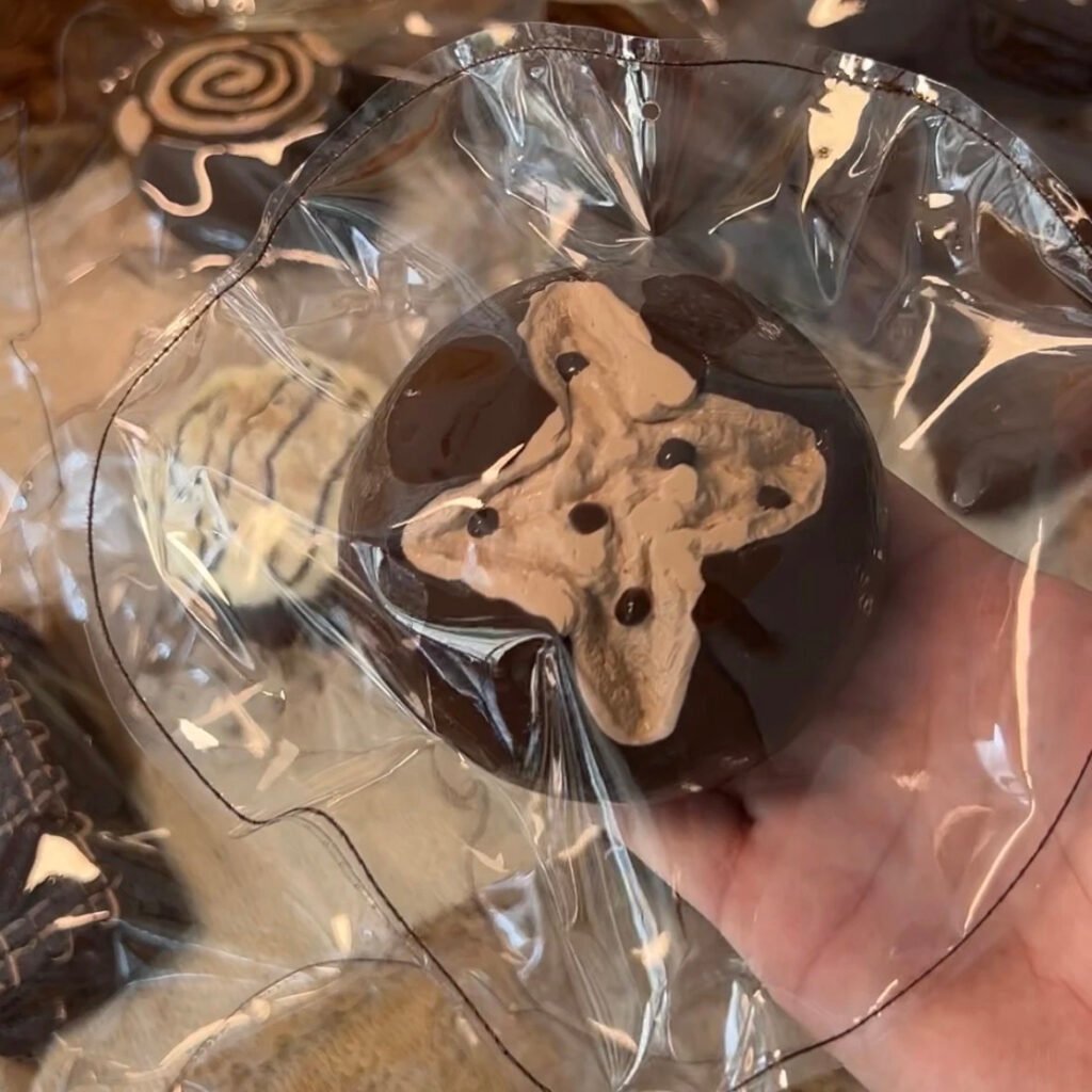 227013 Danjuan Juanbuguo Chocolate Pretzel (Soft Moldable Clay Texture Series) / 蛋卷卷不过 巧克力碱水包（软可塑触感系列）