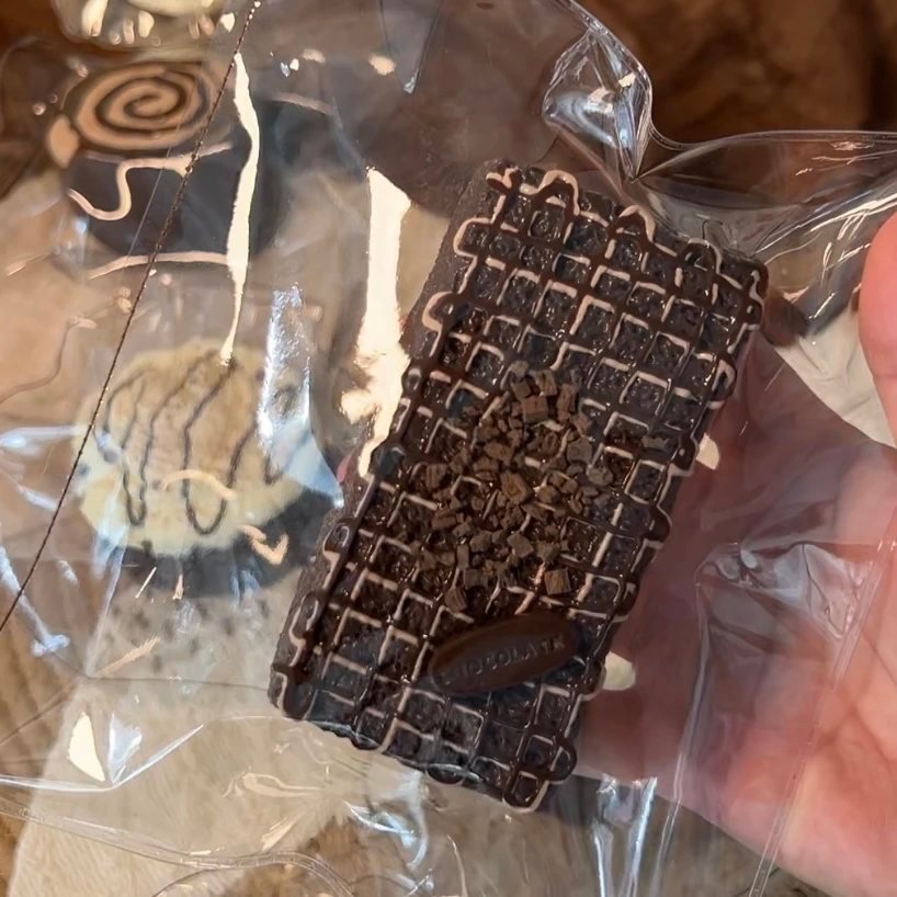 227018 Danjuan Juanbuguo Long Chocolate Cake (Hard Milk Candy Clay Texture Series) / 蛋卷卷不过 巧克力长蛋糕（硬奶糖触感系列）