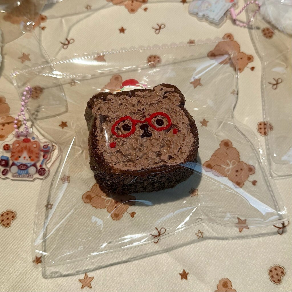 111074 DollCat Chocolate Bear Head Toast (Dense Clay Texture Series) / DollCat玩偶猫 熊头吐司·巧克力（扎紧泥触感系列）