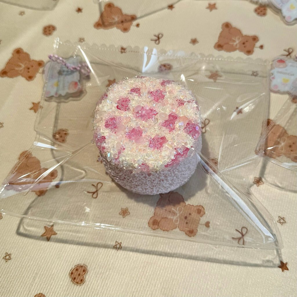 111089 DollCat Strawberry Check Round Toast (Dense Clay Texture Series) / DollCat玩偶猫 圆吐司·草莓格子（扎紧泥触感系列）