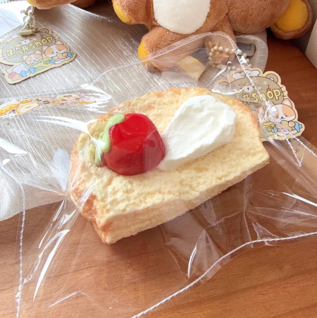 434005 Fish Cake Shop Thick Strawberry Jam Toast (Whipped Cream Texture Series) / 鱼饼Shop 厚切草莓果酱吐司（绵奶油触感系列）