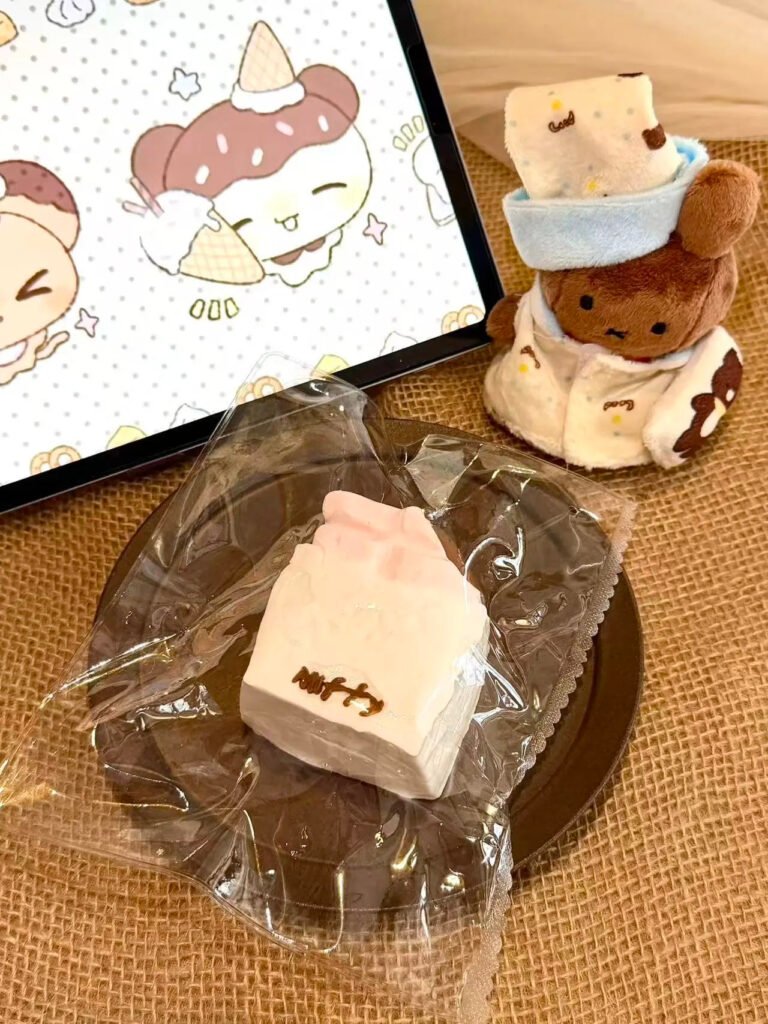 21043 Heqiqi Bitten Chocolate Cube (Soft Cream Clay Texture Series) / 禾七七 咬一口巧克力方砖（软奶油触感系列）