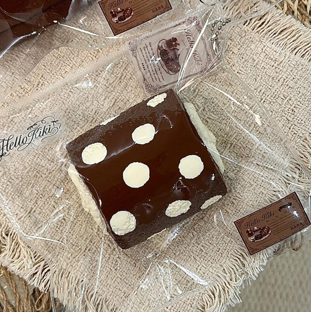 50041 HelloKiki Polka Dot Swiss Roll (Cheese Clay Texture Series) / hellokiki捏捏 波点瑞士卷（奶酪泥触感系列）