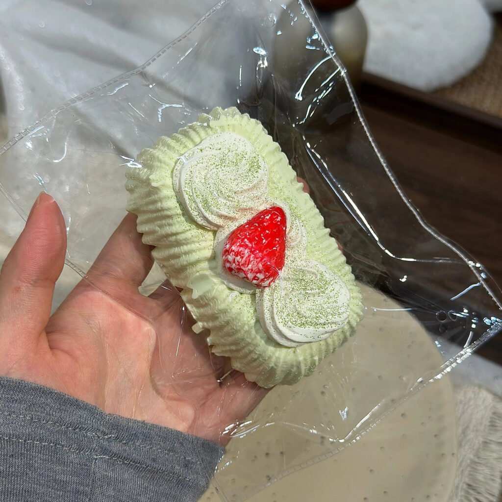 105016 JunBao Matcha Strawberry Milk Souffle (Milk Cake Clay 2.0 Texture Series) / JunBao 抹茶草莓奶芙(奶糕泥2.0触感系列)