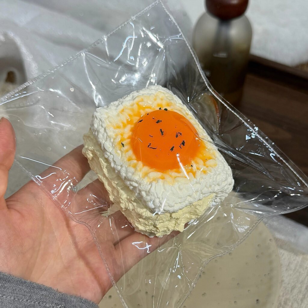 105020 JunBao Soft-Boiled Egg Handheld (Milk Cake Clay 2.0 Texture Series) / JunBao 溏心蛋手握(奶糕泥2.0触感系列)