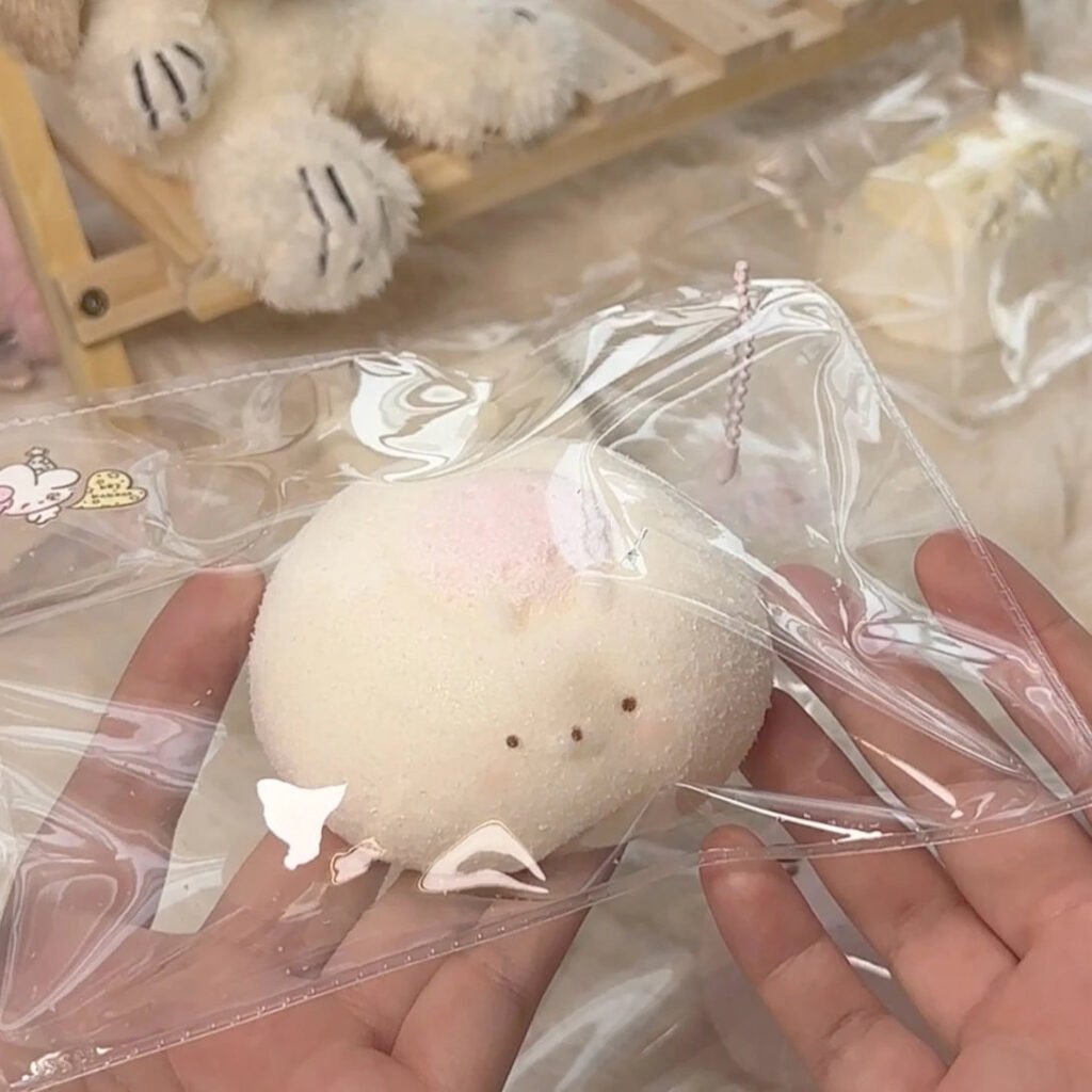 100025 Kakaco Flocked Strawberry Bunny Dumpling (Flocked Thick Cream Clay Texture Series) / 烤肉酱kakaco 草莓兔团子（裹绒）（裹绒厚奶油烤箱泥触感系列）