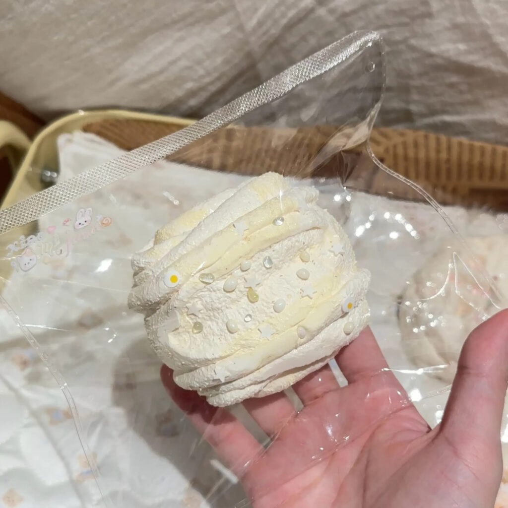 218006 Kaki Milky Flower Roll (Oven-Baked Dry Rice Cake Texture Series) / Kaki ミルク風味の花巻 (オーブン焼き乾燥米ケーキ触感シリーズ)