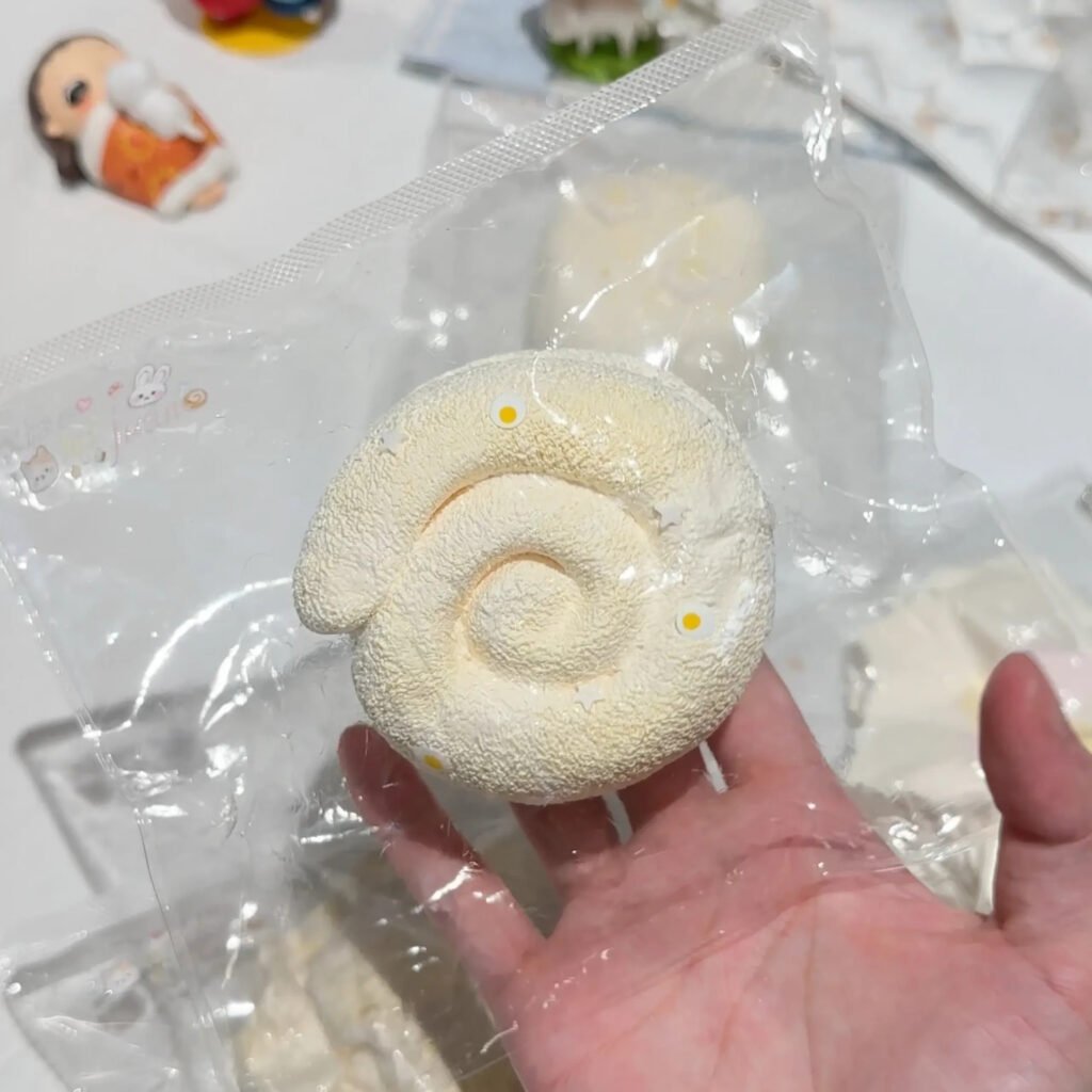218008 Kaki Egg Fluffy Roll (Oven-Baked Dry Rice Cake Texture Series) / Kaki たまごふわふわロール (オーブン焼き乾燥米ケーキ触感シリーズ)