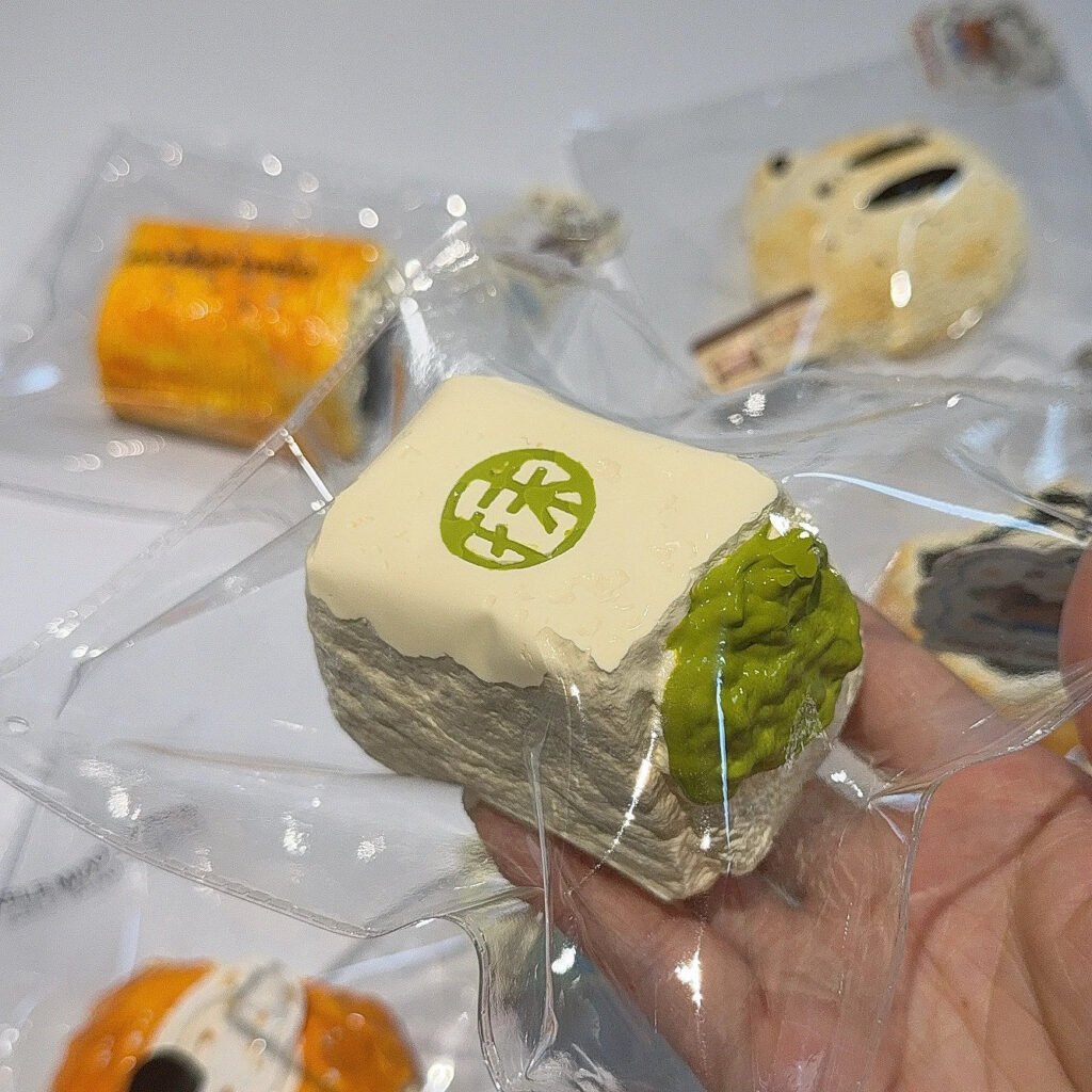 242060 Kele Miao Squishy Matcha Filled Cake (Dry Cream Texture Series) / 可乐妙 抹茶夹心蛋糕（干奶油触感系列）