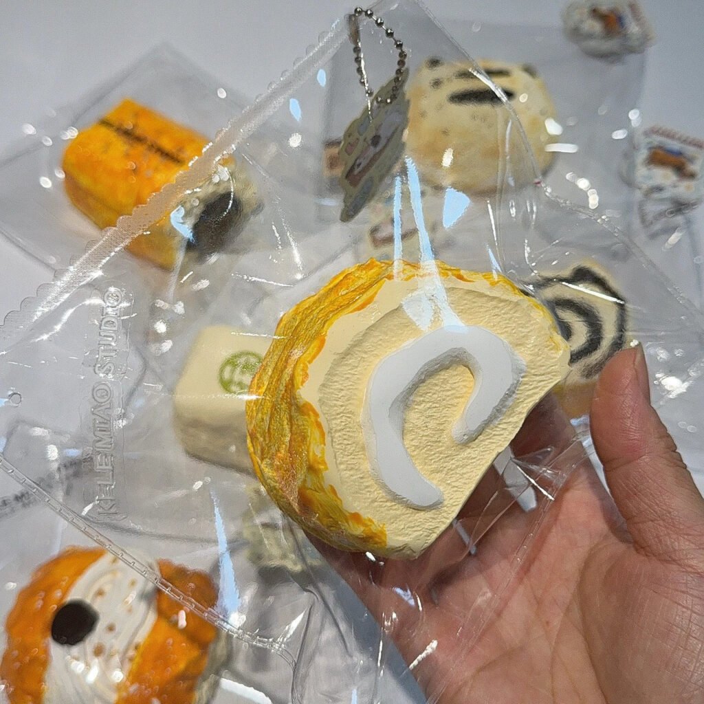 242063 Kele Miao Squishy Swiss Roll (Dry Cream Texture Series) / 可乐妙 瑞士卷（干奶油触感系列）