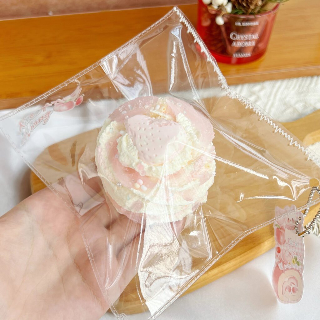 89056 Kaka Jiang Squishy Berry Plush Cookie (Soft Cream Paste Texture Series) / 咔咔酱捏捏 莓莓毛绒曲奇(软乳膏触感系列)