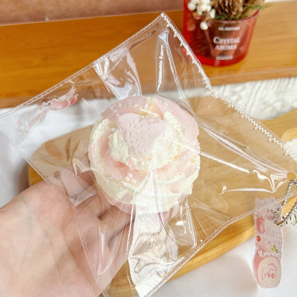 89064 Kaka Jiang Squishy Berry Plush Cookie (Dry Cheese Clay Texture Series) / 咔咔酱捏捏 莓莓毛绒曲奇（干奶酪触感系列）