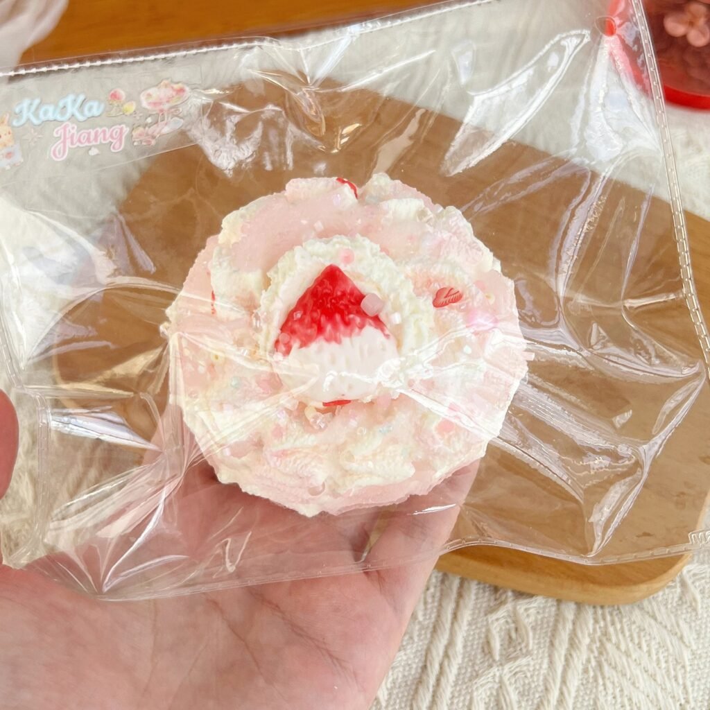 89066 Kaka Jiang Squishy Berry Cream Tart (Dry Cheese Clay Texture Series) / 咔咔酱捏捏 莓莓奶油塔（干奶酪触感系列）