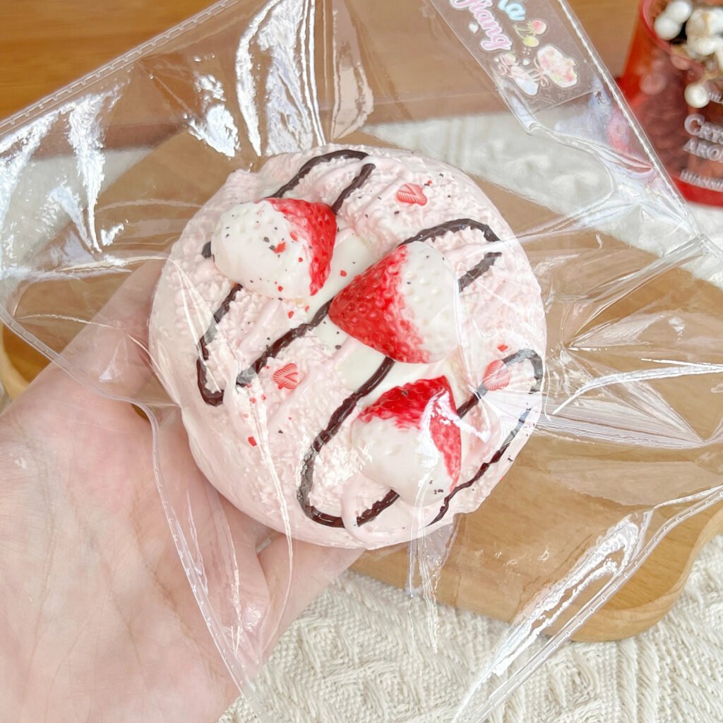 89067 Kaka Jiang Squishy Berry Cheese Bun (Dry Cheese Clay Texture Series) / 咔咔酱捏捏 莓莓奶酪包（干奶酪触感系列）