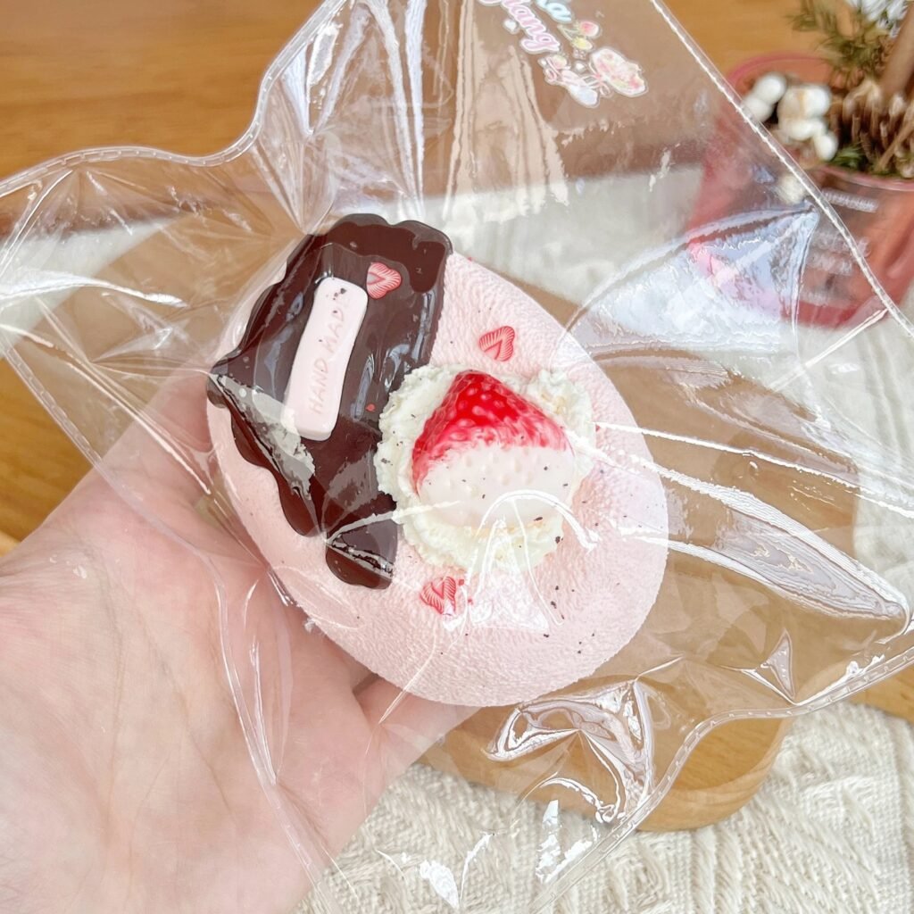 89071 Kaka Jiang Squishy Berry Chocolate Senbei (Dry Cheese Clay Texture Series) / 咔咔酱捏捏 莓巧仙贝（干奶酪触感系列）