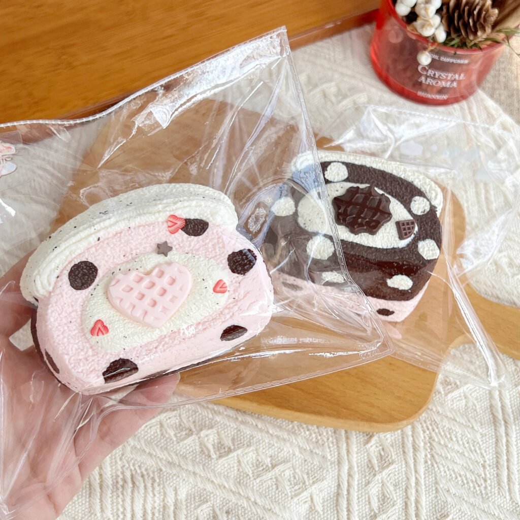 89073 Kaka Jiang Squishy Berry Chocolate Duo Swiss Roll (Dry Cheese Clay Texture Series) / 咔咔酱捏捏 莓巧双拼瑞士卷（干奶酪触感系列）