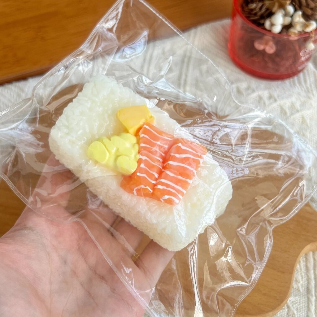 89077 Kaka Jiang Squishy Salmon Coconut Long Rice Ball (Dry Cheese Clay Texture Series) / 咔咔酱捏捏 三文鱼椰汁长饭团（干奶酪触感系列）