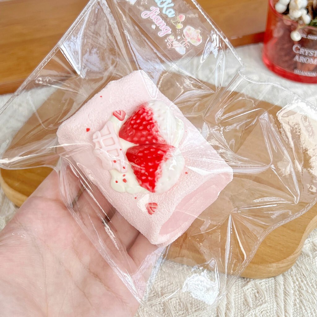 89080 Kaka Jiang Squishy Berry Double-Layer Towel Roll (Soft Cream Paste Texture Series) / 咔咔酱捏捏 莓莓双层毛巾卷（软乳膏触感系列）