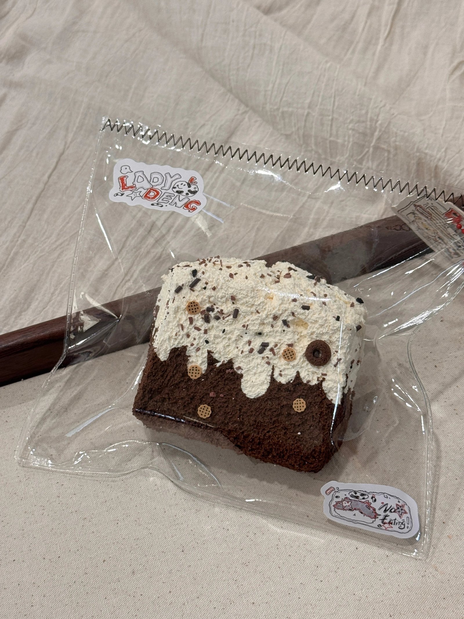 99010 Lady Deng Snow-Topped Coffee Double-Layer Large Toast (Dry Cream Texture Series) / Lady Deng 雪帽コーヒー二層ラージトースト(ドライクリーム触感シリーズ)
